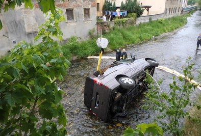 Bergungseinsatz in Mylau: Ein Mercedesfahrer hatte beim Ankoppeln seines Wohnanhängers vergessen, die Fahrstufe abzuschalten und die Handbremse zu ziehen. Das Auto stürzte drei Meter tief in die Göltzsch.