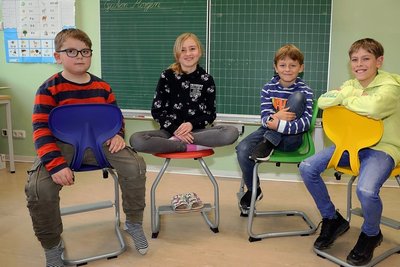 Edgar, Mia, Jaro und Eddy (v. l.) sind sehr zufrieden mit ihren neuen Stühlen. 