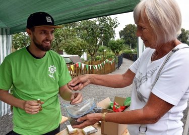 Zu den Angeboten gehörte die Bestimmung des Bodenzustands. Heike Köhler hatte Proben aus ihrem Garten mitgebracht, die Sören Wobst testete.