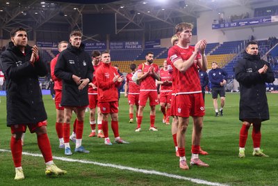Die Enttäuschung stand den Zwickauer Spielern am Mittwoch ins Gesicht geschrieben, als sie sich bei den 1200 mitgereisten FSV-Fans für die Unterstützung bedankten.