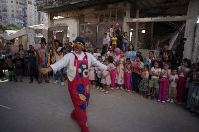 Palästinensischer Clown Reyad Bader bringt Kindern in Gaza zum Opferfest Freude