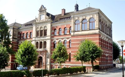 Rechts hinter dem Schulgebäude soll bis Ende 2013 ein verklinkerter Anbau entstehen, der vor allem die Sanitäranlagen aufnimmt. Zudem entsteht in ihm ein zweites Treppenhaus - bisher sichert an gleicher Stelle eine wenig ansehnliche Außentreppe den vorgeschriebenen zweiten Fluchtweg ab.