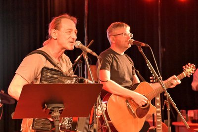 Die Musiker von „De Erbschleicher“ standen live auf der Bühne.