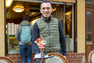 Djevair Osmani vom Eiscafé Piccolo auf der Burgstraße serviert einen „Früchte Becher“.