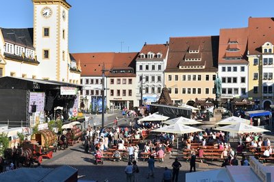 Freiberg zieht junge Leute an. Nicht nur mit dem 31. Bergstadtfest, das gestern eröffnet wurde, hat die Universitätsstadt auch kulturell viel zu bieten. Bis Sonntag werden zu Mittelsachsens größtem Fest bis zu 150.000 Besucher erwartet. Höhepunkt ist morgen, 20 Uhr, ein Konzert der Band Silbermond auf dem Obermarkt (Eintritt 10 Euro) und natürlich die Bergparade, die am Sonntag um 11 Uhr am Dom startet.