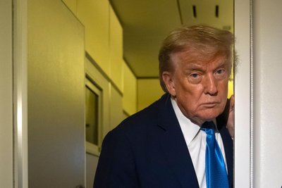 US-Präsident Donald Trump an Bord der Air Force One auf dem Rückweg vom G7-Gipfel in Kanada in die Vereinigten Staaten.