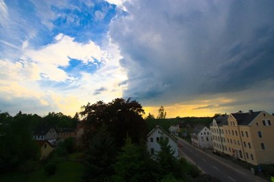 Da braut sich was zusammen: Der Himmel über Chemnitz/Schönau am Freitagabend.