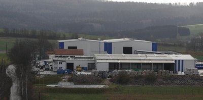 Ein Bild aus besseren Zeiten: Das Foto aus dem Jahr 2016 zeigt intakte Hallen, wo nach einem Großbrand heute ein Hallenskelett steht. 