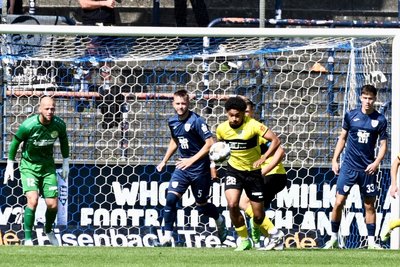 Yanick Abayomi (Nr. 28 am Ball) im Bild und seine Nebenleute hielten dem Druck lange stand, unterlagen in Babelsberg dann aber doch unglücklich mit 1:2. Links im Bild VFC-Torhüter Jakob Pieles.