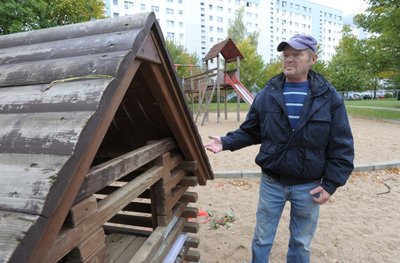 Anwohner Bernd Degenkolb möchte den Spielplatz vor seinem Wohnblock an der Bruno-Granz-Straße als Pate übernehmen. "Er ist bissel vernachlässigt und unansehnlich", sagt er. Flaschen und Scherben räumt er bereits freiwillig weg.