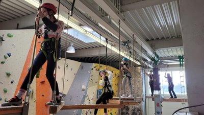 Viel Spaß hatten die Ferienkinder in der Kletterhalle. 