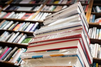 Derzeit versuchen Betrüger mit Tricks und Kniffen überteuerte Bücher zu verkaufen (Symbolfoto). 