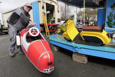 Mit Oldtimern können Runden auf dem Kinderkarussell von Howie Hammerschmidt gedreht werden.