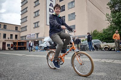 Richard Heil aus Burgstädt mit einem Klappfahrrad aus dem Jahr 1968.