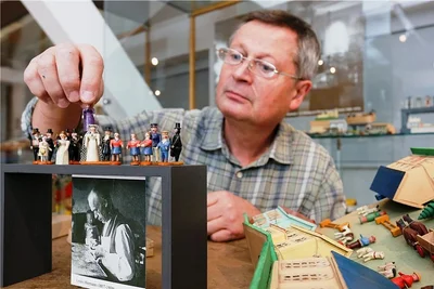2017: Konrad Auerbach arrangiert Miniatur-Figuren von Louis Hiemann. 