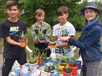 Von wegen Gärtnern ist uncool: Simon, Amelie, Santon und Melina (v. l.) hatten zum ersten Freiberger Gartentag einen kleinen Pflanzenstand eröffnet und boten von Eltern und befreundeten Gartennachbarn angezogene Pflanzen an. 