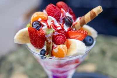 Der üppigste Eisbecher im Eiscafé Piccolo auf der Burgstraße ist der „Früchte Becher“.