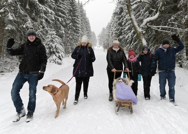 Haben am Samstag eine Winterwanderung unternommen (v.li.) Philipp Sommer und Anna Unger mit Hündin Elli sowie Stefanie Rehm mit Finja im Schlitten, Marie Rehm, Felix Rehm und Ralf Griesbach.
