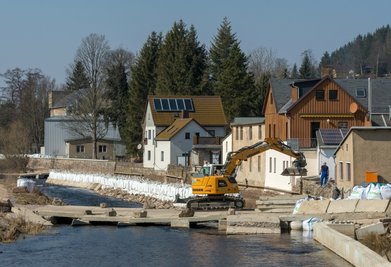 Flussabwärts rechtsseitig, ab etwa Hausnummer 19 der Freiberger Straße, entsteht eine rund 130 Meter lange Hochwasserschutzmauer.