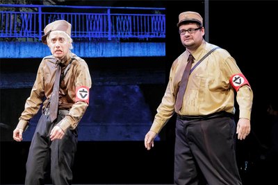 Hanif Idris (links) und Carsten Hofmann sind als Nazi-Karikaturen im Musical „Blues Brothers“ zu sehen.