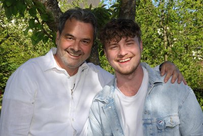 Toni Kraus mit seinem Vater Thomas „Rups" Unger. Für die Rups Gang stehen beide gemeinsam auf der Bühne.