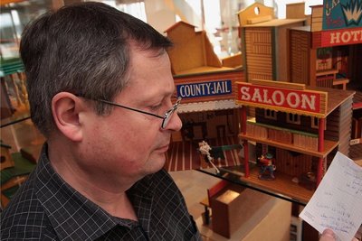 2010: Konrad Auerbach sieht sich mitgelieferte Informationen zu Indianerspielzeug an.