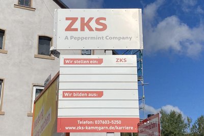 Das Schild direkt an der Schneeberger Straße ist überflüssig. Es wird niemand mehr eingestellt.