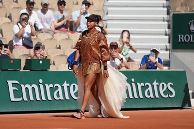 Tennisspielerin Naomi Osaka hat bei den French Open einen glänzenden Auftritt.