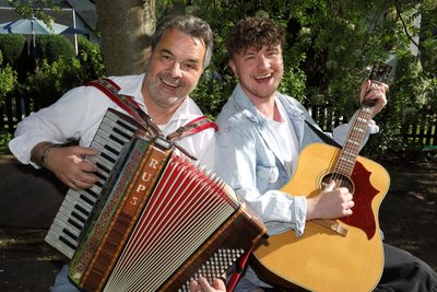 Toni Kraus mit seinem Vater Thomas „Rups" Unger. Für die Rups Gang stehen beide gemeinsam auf der Bühne.