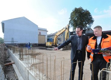 Firmenchef Rainer Rucks (links) bespricht die Arbeiten an der neuen Halle mit Carsten Strobach von einem Thonhauser Baggerbetrieb.