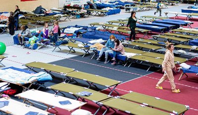 Geflüchtete aus der Ukraine sitzen in einer Flüchtlingsunterkunft im Landkreis Peine in Niedersachsen.