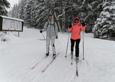 Grit Kittig (li.) und Ina Stefan sind am Samstag auf der Kammloipe unterwegs gewesen. 