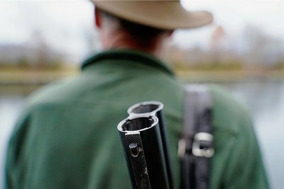 Jäger mit Jagdgewehr: Mit den Feinheit des sächsischen Jagdrecht muss sich seit Donnerstag das Amtsgericht beschäftigen. 