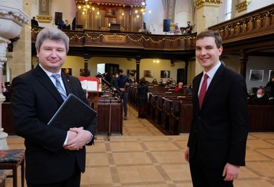 Kirchenmusikdirektor Enrico Langer (links) hat am Wochenende die Einführungsansprache für Kantor LukasPetschowsky (rechts) gehalten. Dieser wurde am Sonntag in der Johanneskirche Niederwürschnitz offiziell ins Amt eingeführt. 