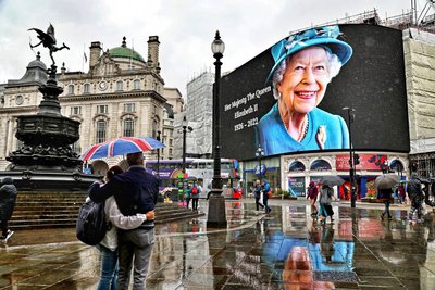 Der berühmte Piccadilly Circus im Zentrum Londons stand am Freitag ganz im Zeichen der verstorbenen Queen.  