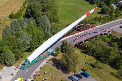 An der Flöhabrücke in Pockau wird viel rangiert, um das Rotorblatt hindurch fädeln zu können. 