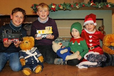 Matteo, Tobias, Kilian und Lina sind Feuer und Flamme, wenn es um die Kürbitzer Weihnachtsausstellung geht.