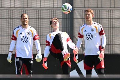 Auftakt in die WM-Vorbereitung: die deutschen Torhüter, Jonas Urbig in der Mitte, beim Training.