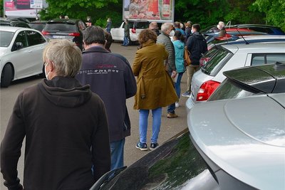 Die Warteschlange nach Computerproblemen im Impfzentrum reichte über den gesamten Parkplatz bis zur Schillerstraße. Foto: Falk Bernhardt