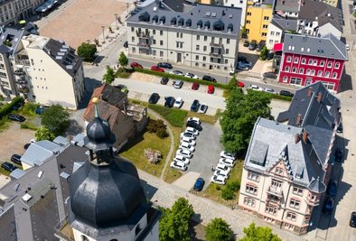 Die Lücke zwischen Superintendentur (rechts unten) und dem maroden Eckhaus (hinter der Kirchturmspitze) ist Gegenstand des Projektes. Ein Konzept sollte das gesamte Karree betrachten, sagen Architekten. 