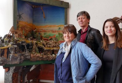 Bei einem Besuch in Gelenau zeigten sich Astrid Günther-Weigl, ihr Ehemann Robert Weigl sowie Tochter Ariella Weigl glücklich, dass der Weihnachtsberg im Depot Pohl-Ströher einen festen Standort gefunden hat. 