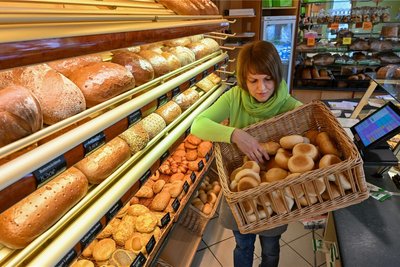 Janette Günther füllt noch einmal die Regale in der Kießig-Bäckerei in Burgstädt auf. Nächste Woche wird das Geschäft geschlossen. Die 39-Jährige hätte gern weitergemacht.