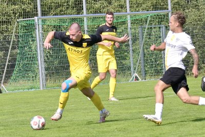 Ian Sonntag (am Ball) vom Oelsnitzer FC läuft seinem Freiberger Gegenspieler davon.