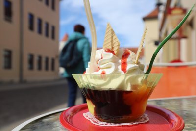 Der Eisbecher „Freiberger Allerlei“ von Silvio, dem Eisgraf an der Burgstraße in Freiberg.