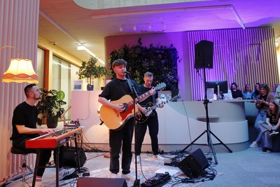 TONI bei einem Wohnzimmerkonzert in Aue.
