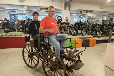 Vereins-Vorsitzender Ludwig Karsch und Richard Heil treten auf Kröners Fahrmaschine in die Pedalen.