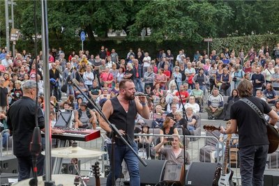 Sänger Robert Gläser (Mitte), Sohn des DDR-Musikers Peter Gläser, gestaltete mit seiner Band einen Teil des Konzerts an der Brückenstraße.