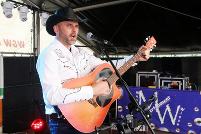André Böhme, Frontmann von "Hot Ride", gab am ersten Abend des "Kleinen Haldenfestes" ein Country-Solokonzert.