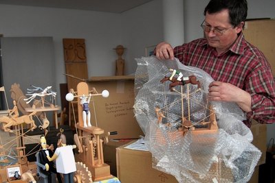 2006: Konrad Auerbach packt bewegliche Werke des Japaners Aquio Nishida aus. 