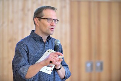 Steffen Bartzsch bei der Informationsveranstaltung zum Dorfladen in Langenau 2025.
